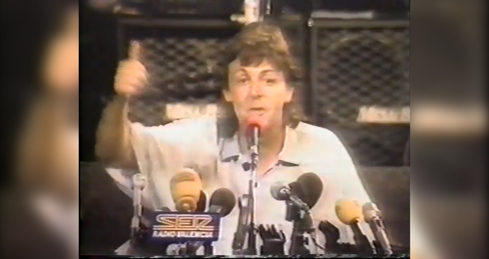 Paul McCartney en Madrid en 1989 con un micro de Radio Valencia