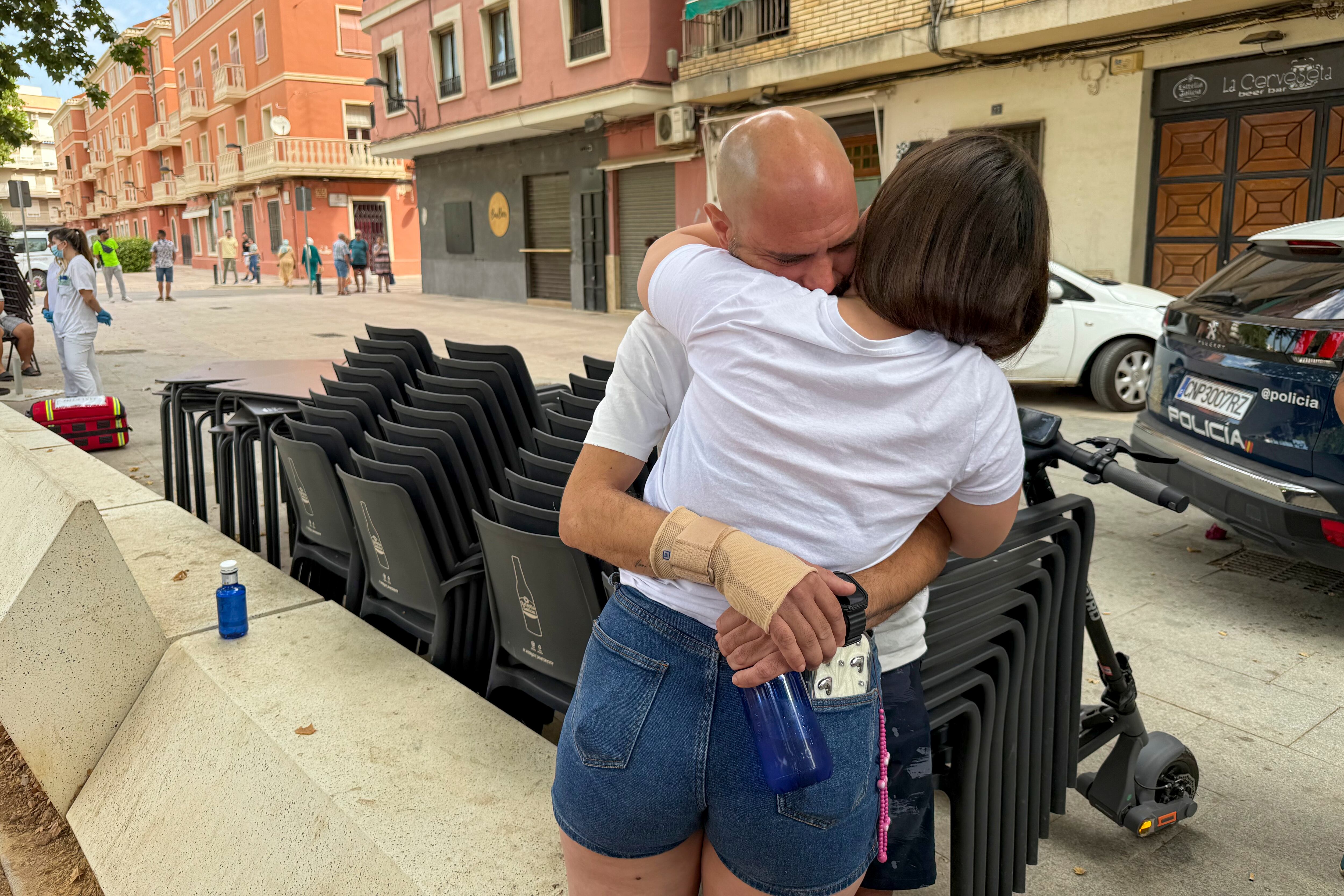 El hermano y la cuñada de la victima mortal se abrazan ante la vivienda donde un hombre de 34 años ha asesinado presuntamente a su mujer y a su hijo de 3 años en la localidad de Algemesí (Valencia).