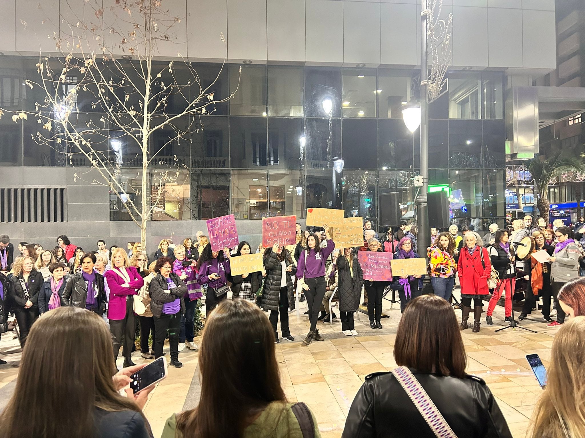 Concentración contra la violencia machista en la Avenida Constitución de Alicante