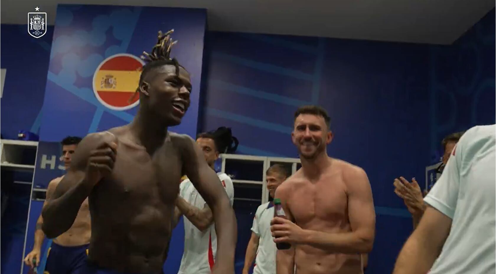 Nico Williams y Aymeric Laporte celebran en el vestuario de la Selección el pase a la final de la Eurocopa