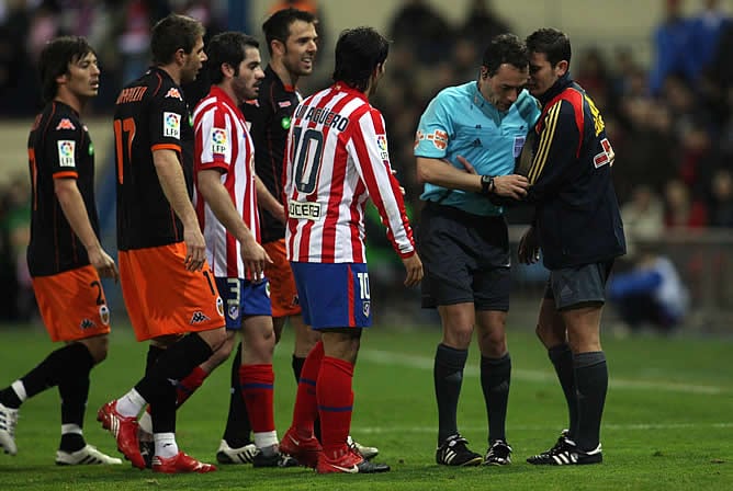 Pérez Burrull consulta con el cuarto árbitro el penalti de Marchena que él no vio