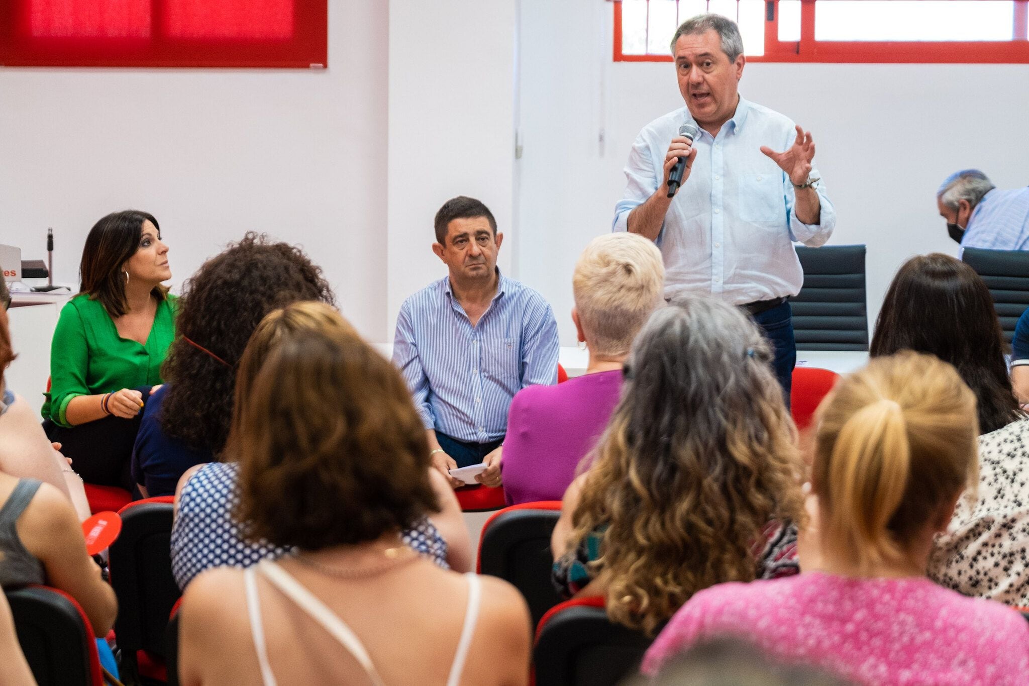 El candidato del PSOE-A a la presidencia de la Junta de Andalucía, Juan Espadas, durante una reunión con trabajadoras de la Dependencia en Linares