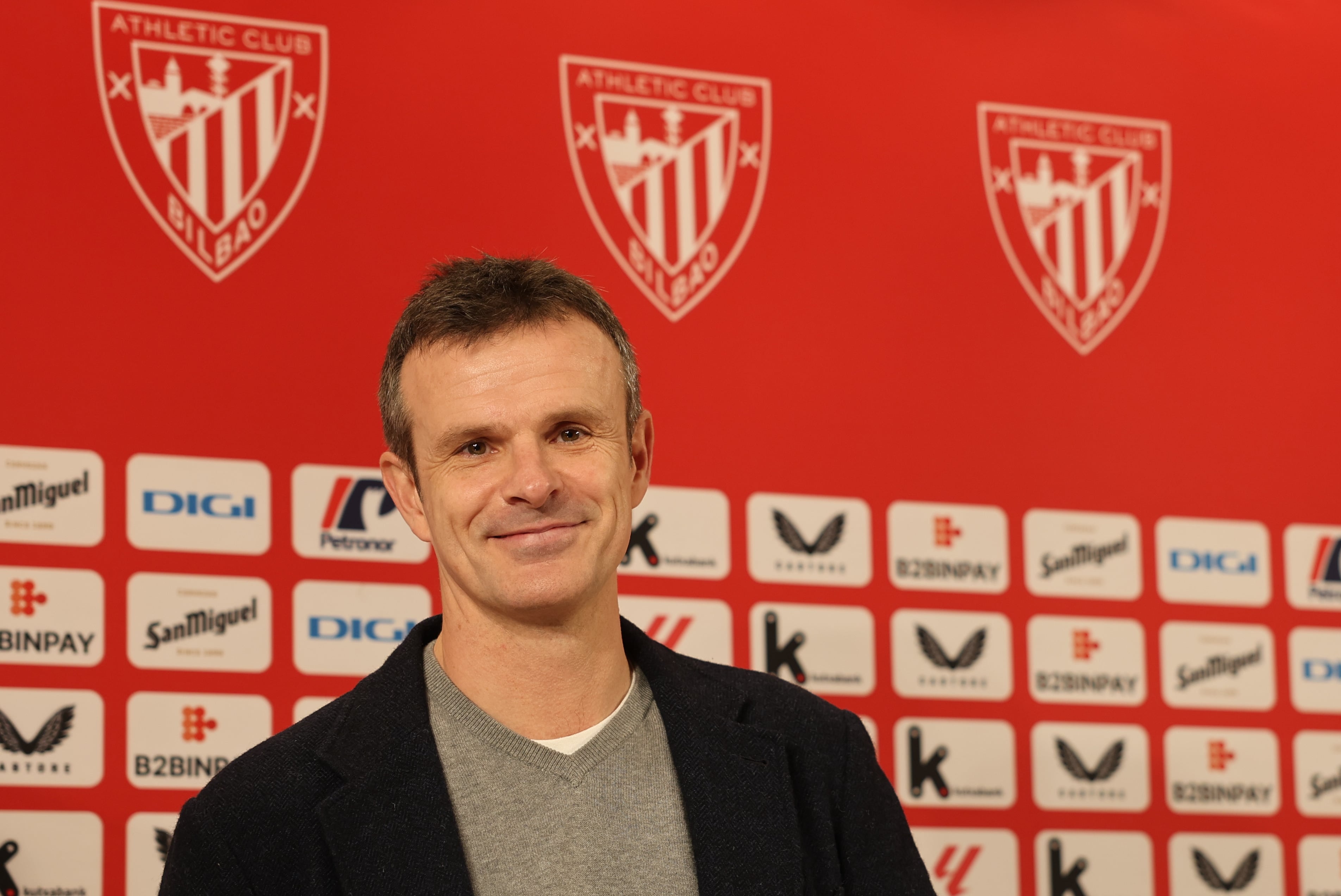 BILBAO, 05/02/2025.-El presidente del Athletic Club, Jon Uriarte (d) este miércoles en rueda de prensa para realizar un balance deportivo de mitad de temporada, una vez cerrado el mercado de invierno, con la presentación del único fichaje, Maroan Sannadi. EFE/Luis Tejido
