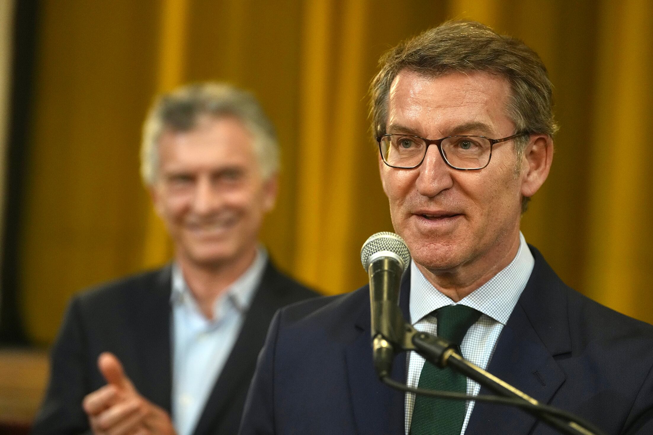 El líder del PP, Alberto Núñez Feijóo, junto al ex presidente argentino, Mauricio Macri,  durante su visita al Club Español de la Ciudad de Buenos Aires