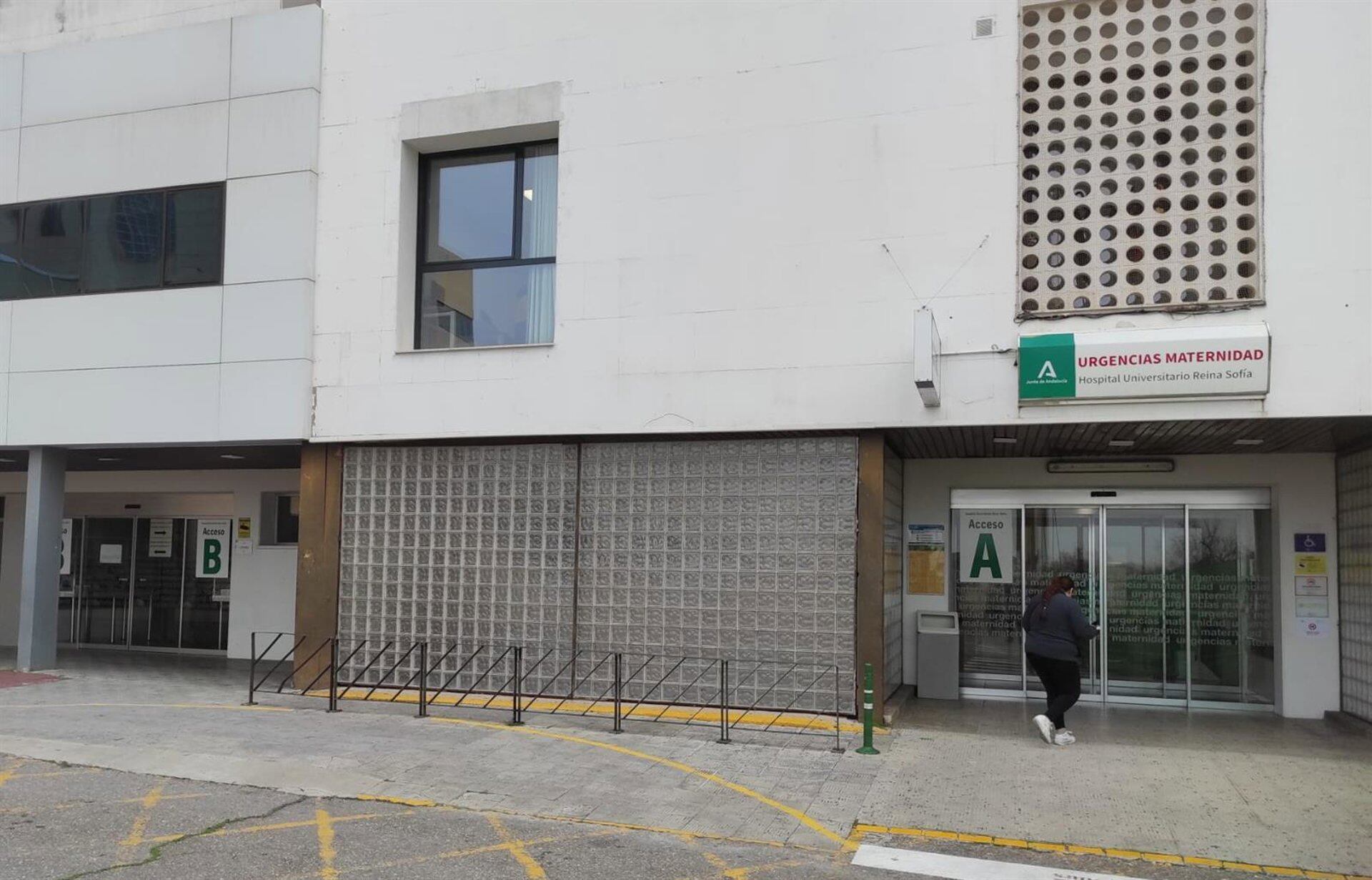 Puerta de atención de urgencias pediátricas del Hospital Universitario Reina Sofía