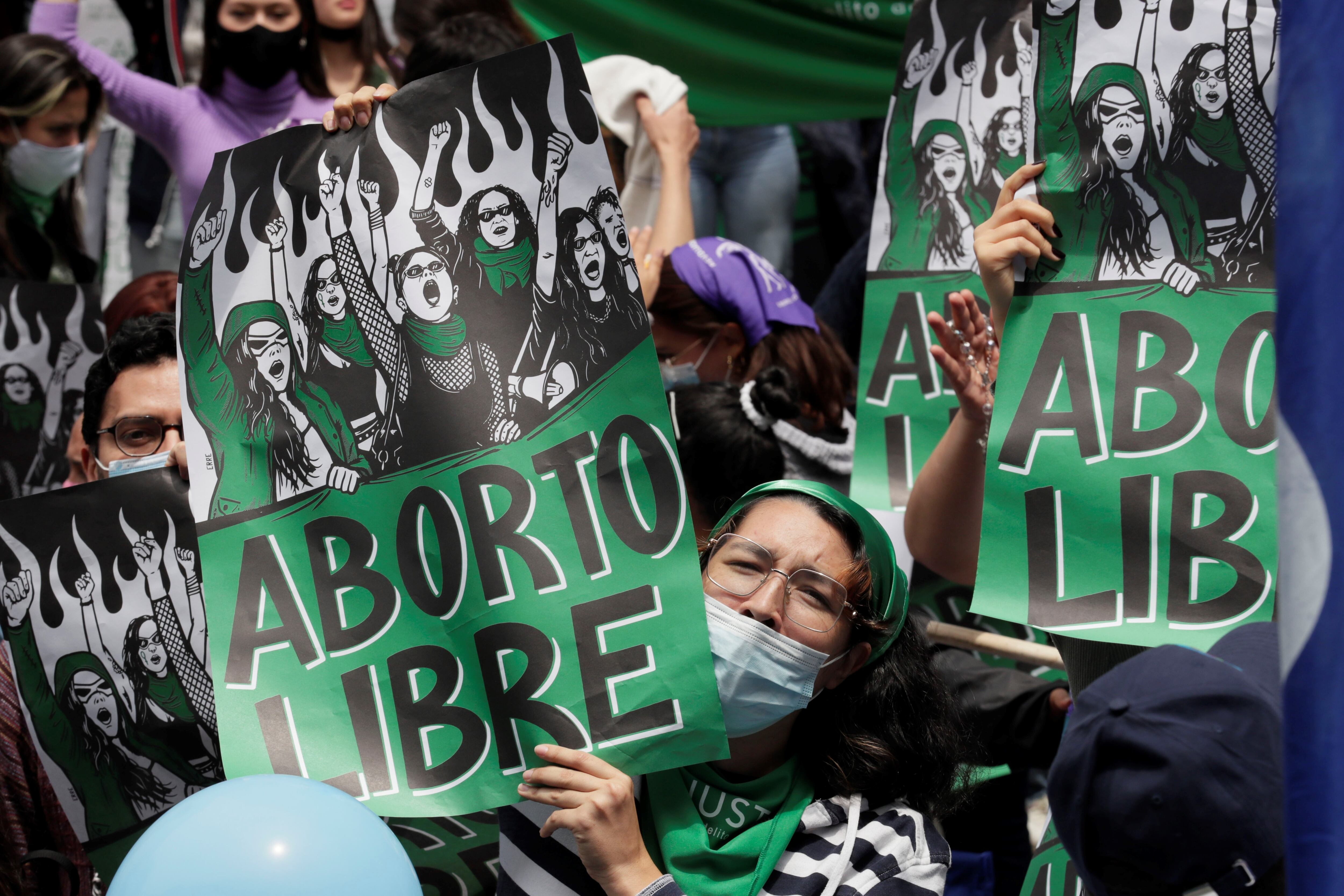 AME7219. BOGOTÁ (COLOMBIA), 21/02/2022.- Colectivos feministas se reúnen frente a la sede de la Corte Constitucional para esperar la decisión sobre la despenalización del aborto, hoy en Bogotá (Colombia). EFE/ Carlos Ortega
