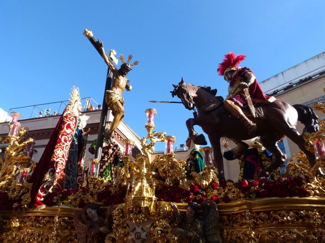 El paso de misterio de la Sagrada Lanzada en una luminosa tarde de Miércoles Santo