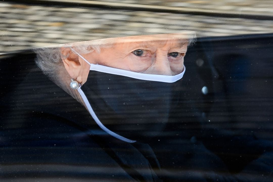 &#039;The Telegraph&#039; desvela dos nuevas reuniones de Downing Street, en esta ocasión en la noche anterior al funeral de príncipe Felipe. En imagen, Isabel II durante el funeral.