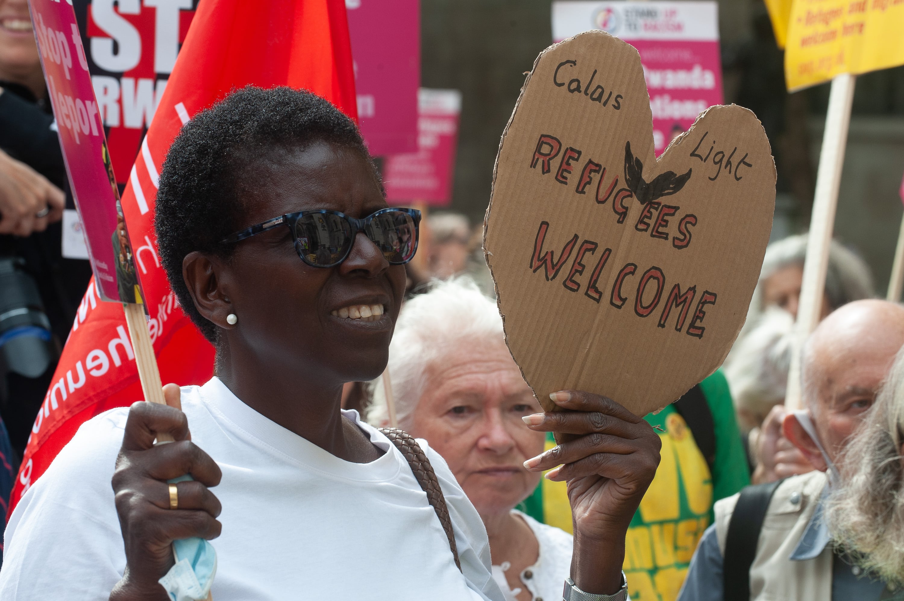 Participantes en una protesta en Londres contra el plan de deportación de inmigrantes a Ruanda