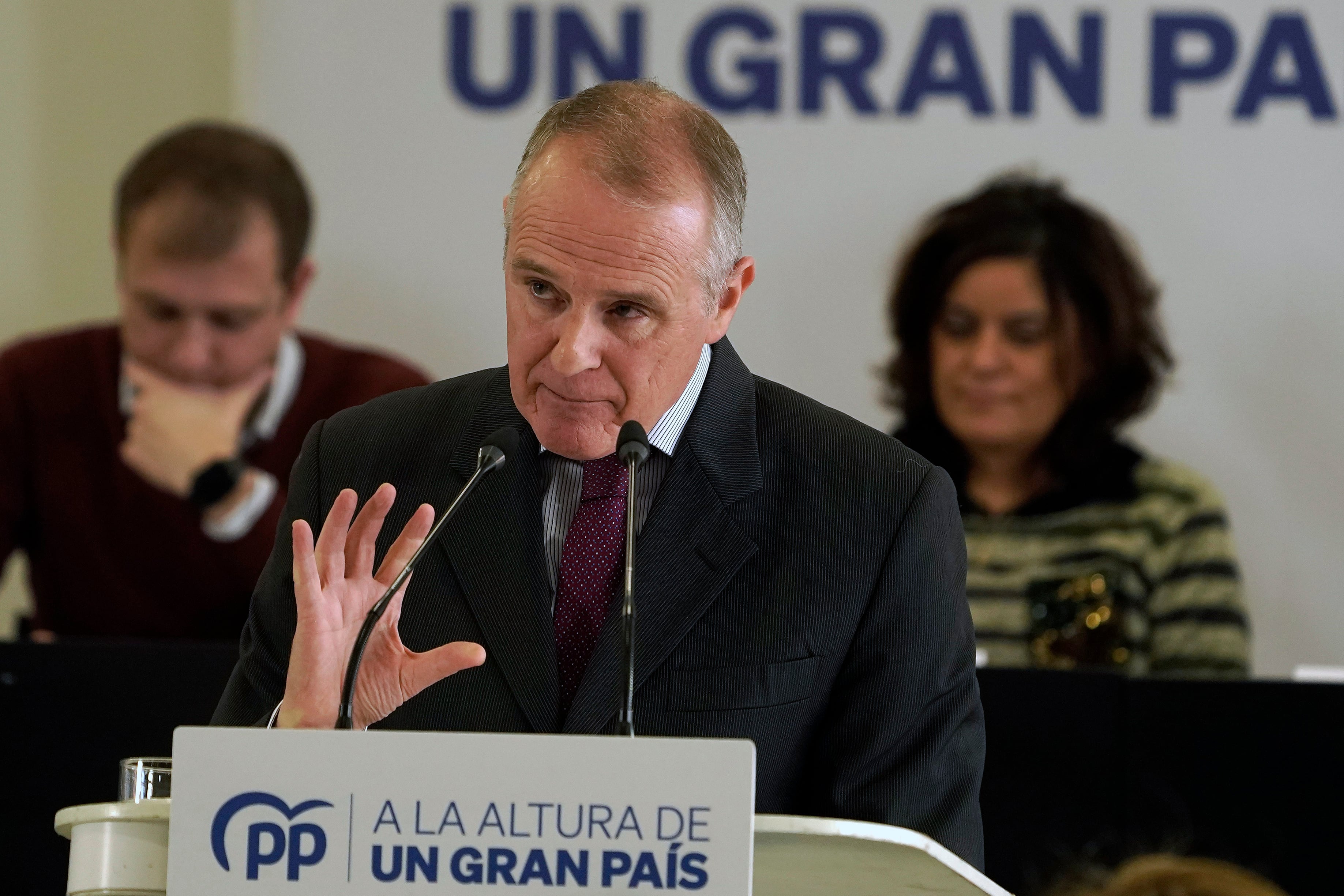 OVIEDO, 10/12/2022.- El nuevo candidato del PP a la Presidencia de Asturias, el alto funcionario de la Comisión Europea Diego Canga, se ha puesto hoy al frente de un partido fracturado de nuevo por las luchas internas con su presentación ante un Comité Ejecutivo Autonómico Extraordinario en el que además se ha ampliado su dirección para incorporar a exdirigentes apartados en anteriores crisis. EFE/Paco Paredes
