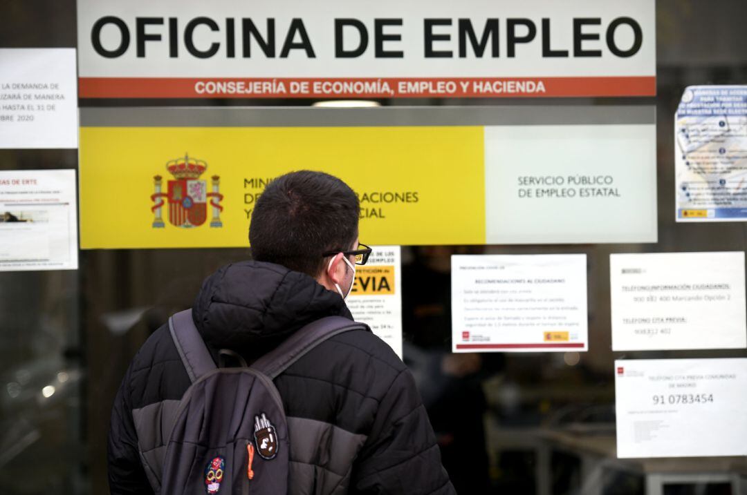 Un hombre mira el cristal de una oficina de empleo, SEPE (antiguo INEM) horas después de conocer los datos del paro de noviembre, en Madrid