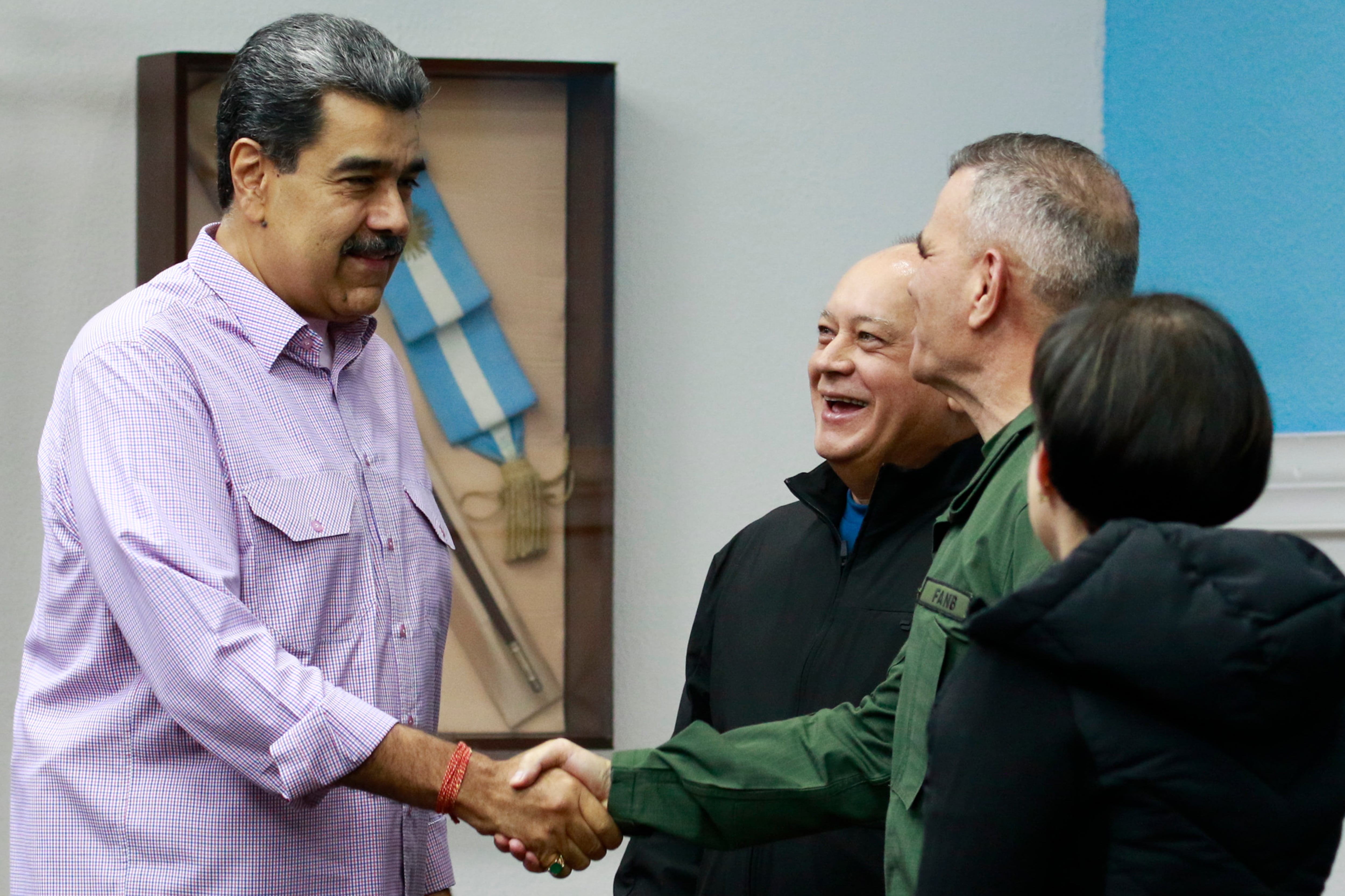 Fotografía cedida por el Palacio de Miraflores del presidente de Venezuela, Nicolás Maduro (i), saludando al ministro de defensa Vladimir Padrino Lopez (2-d) y al ministro de interior y justicia Diosdado Cabello.