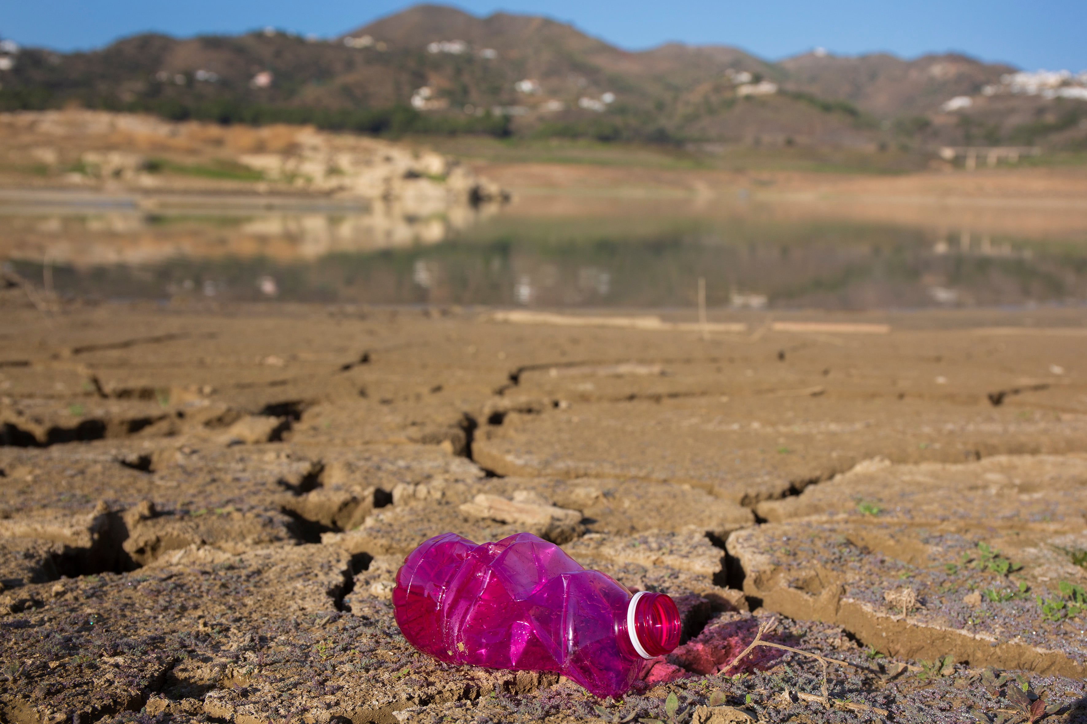 -FOTODELDÍA- LA VIÑUELA (MÁLAGA), 23/06/2023.- Estado del pantano de La Viñuela (Málaga), el de mayor capacidad de la provincia, es el que presenta un peor estado, con las reservas al 9,3 %, según los datos de la red Hidrosur de la Junta de Andalucía.La provincia de Málaga afronta el verano y la inminente llegada de una ola de calor con los embalses al 30,98 % de su capacidad, prácticamente al mismo nivel que tenían hace unas semanas, antes de la llegada del episodio de lluvias, que han ayudado a remojar el terreno, aunque no han mejorado el estado de los embalses. EFE/ Álvaro Cabrera
