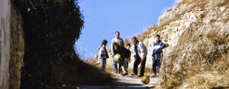 En Huerta de la Obispalía es tradición tirar calabazas por las calles.