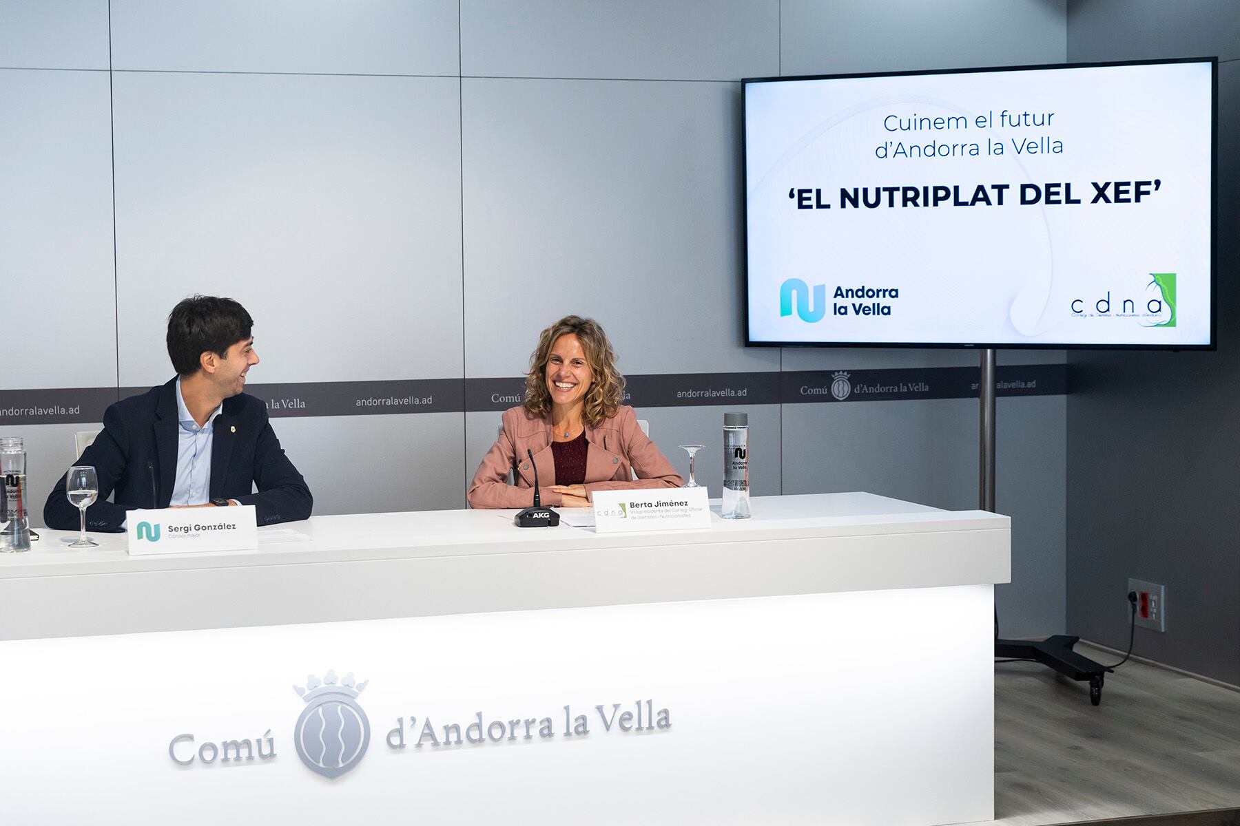 El cònsol major, Sergi González, i la vicepresidenta del Col·legi Oficial de Dietistes i Nutricionistes, Berta Jiménez