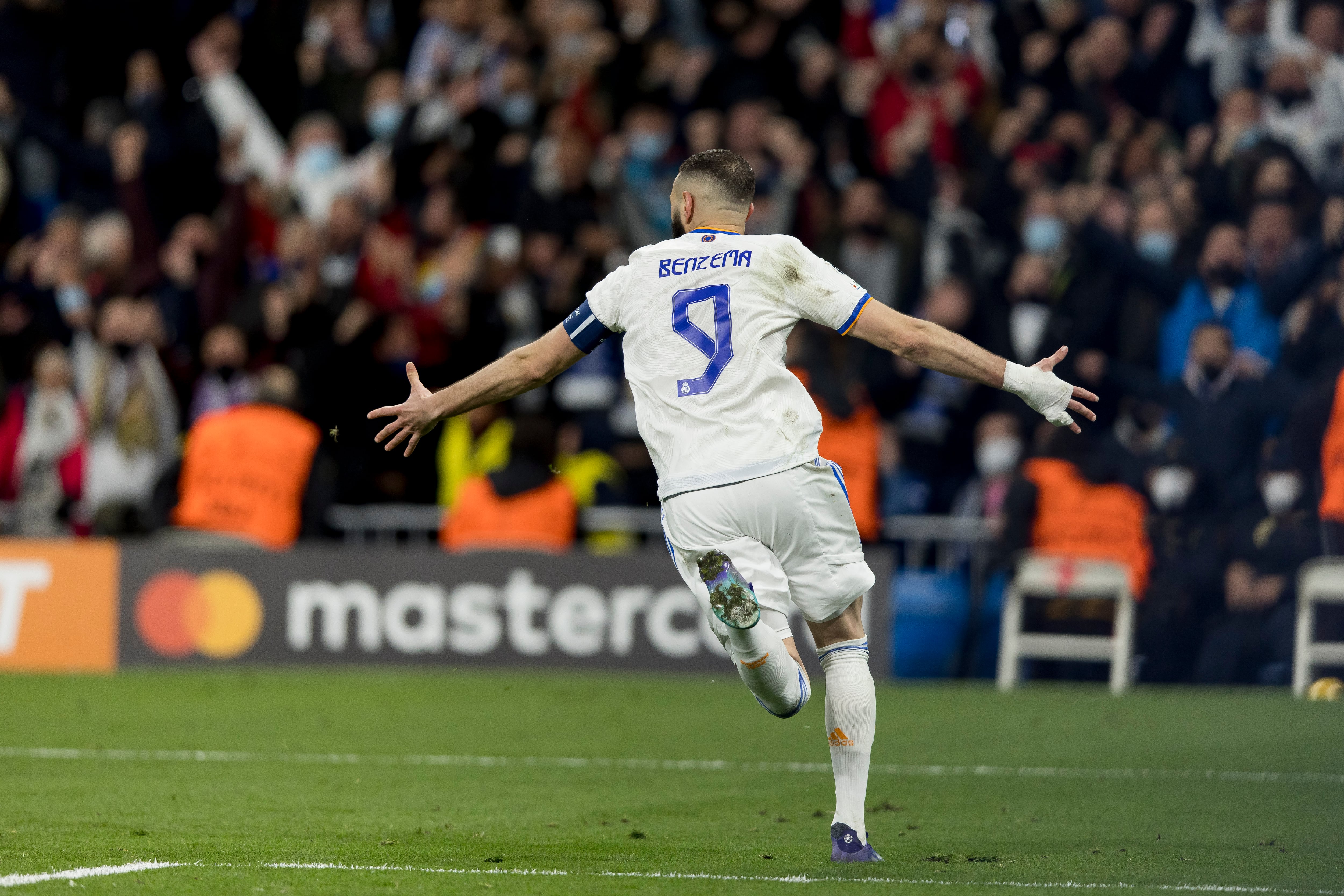 Karim Benzema celebrando el segundo tanto