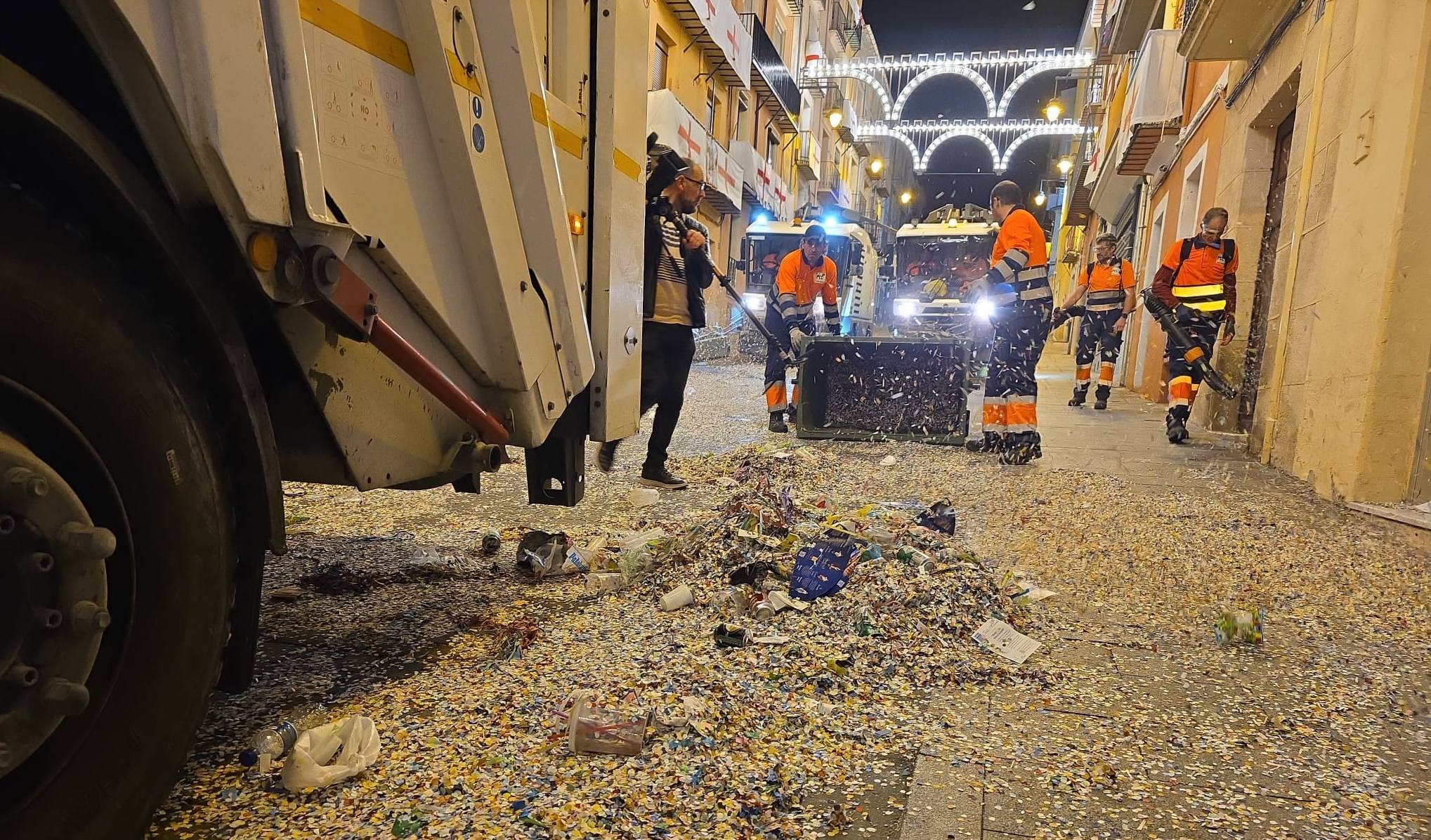Una imagen de archivo de operarios limpiando tras la Entrada de 2025.