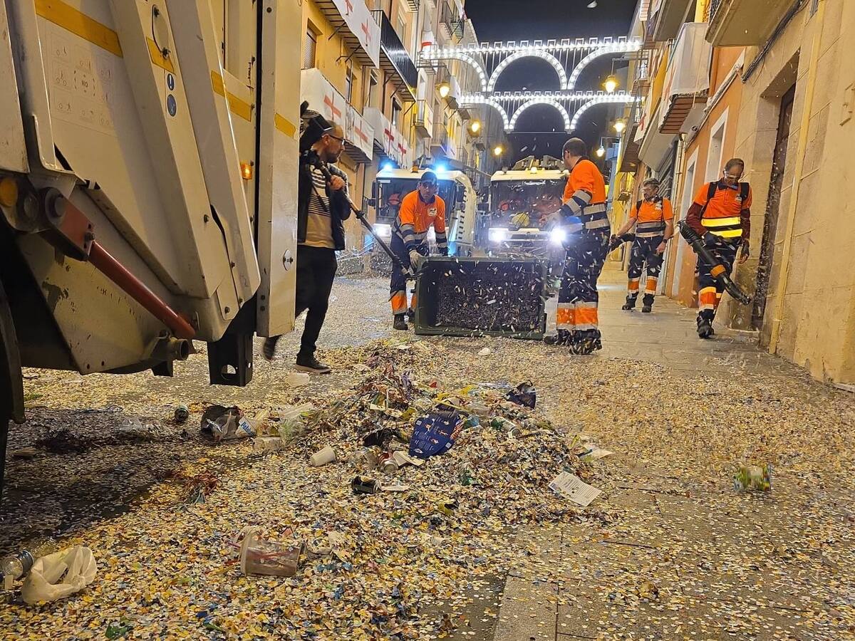 Alcoy intensifica el servicio de limpieza y la recogida selectiva para las Fiestas de Moros y Cristianos
