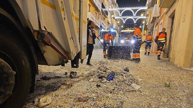 Una imagen de archivo de operarios limpiando tras la Entrada de 2025.