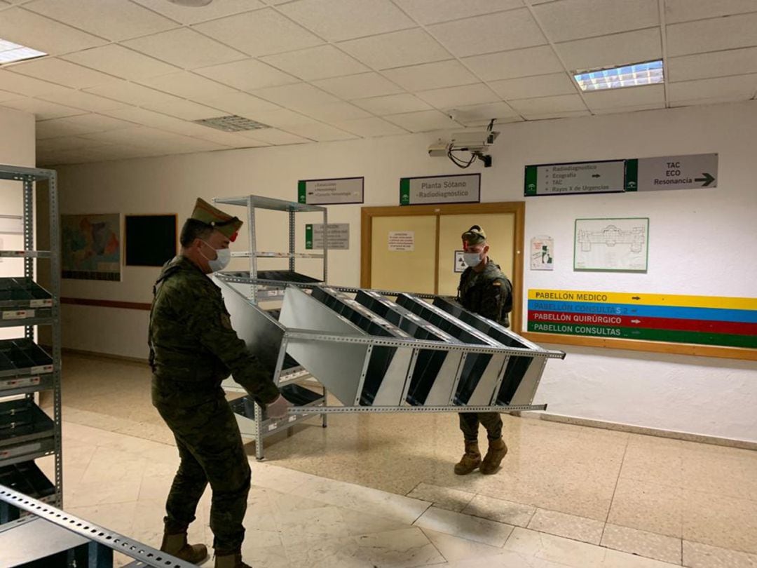 Militares de La Legión colaboran en trabajos de mantenimiento en el hospital Virgen de las Nieves de Granada, informan fuentes oficiales. Numerosos granadinos identifican en esta foto dependencias, en realidad, del viejo hospital Clínico San Cecilio