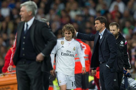 Modric se ha tenido que retirar del campo por un golpe en una rodilla.