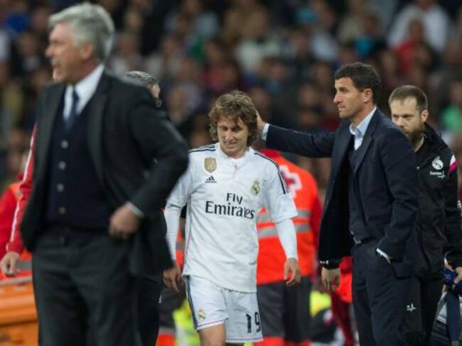 Modric se ha tenido que retirar del campo por un golpe en una rodilla.