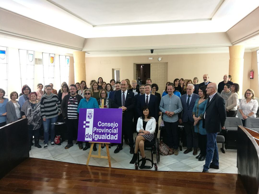 Imagen de familia de los componentes del Consejo Provincial de Igualdad