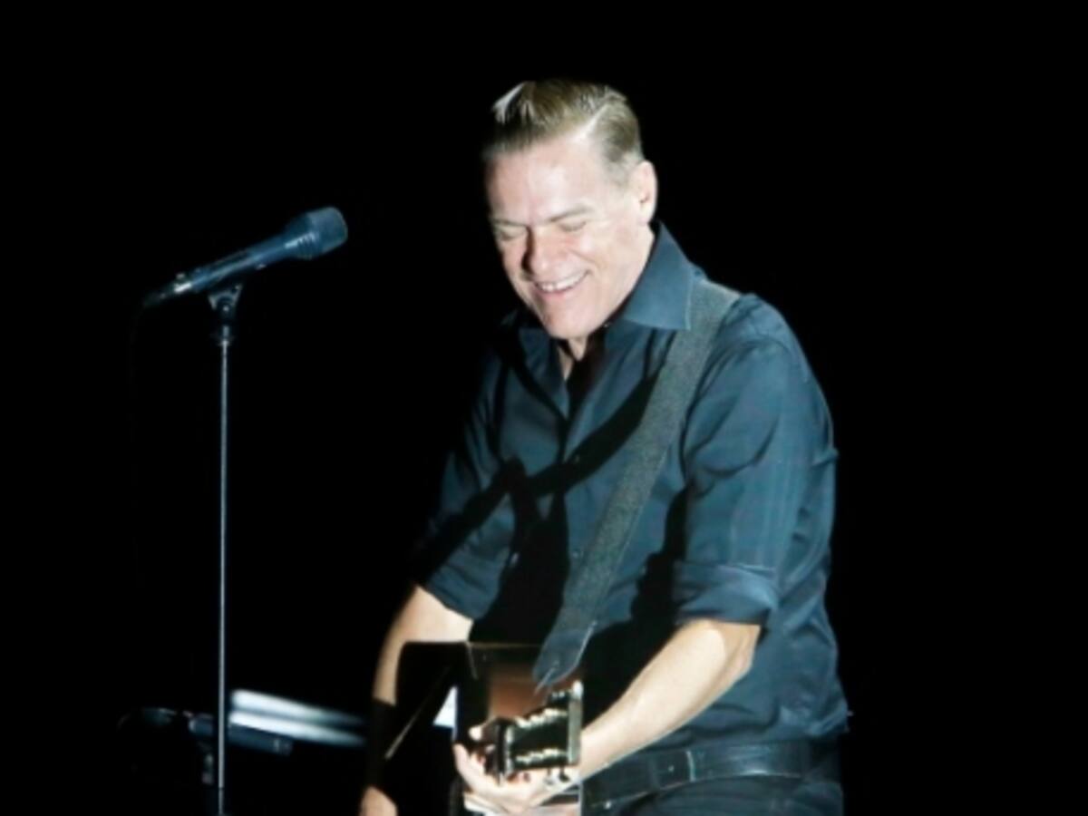 Le pide matrimonio a su novia en mitad del concierto de Bryan Adams