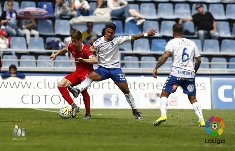 Acción del encuentro disputado entre el CD Tenerife y el Real Zaragoza