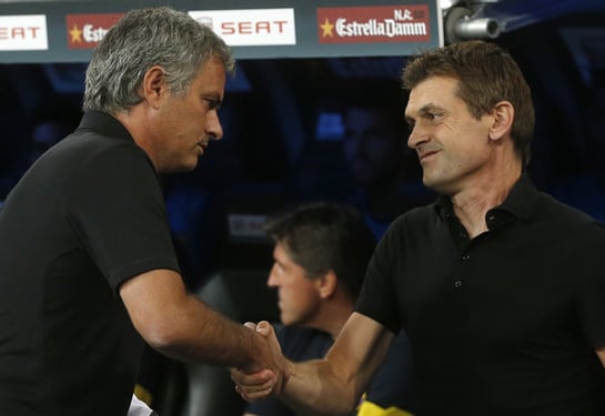 José Mourinho y Tito Vilanova se saludan antes del inicio del partido