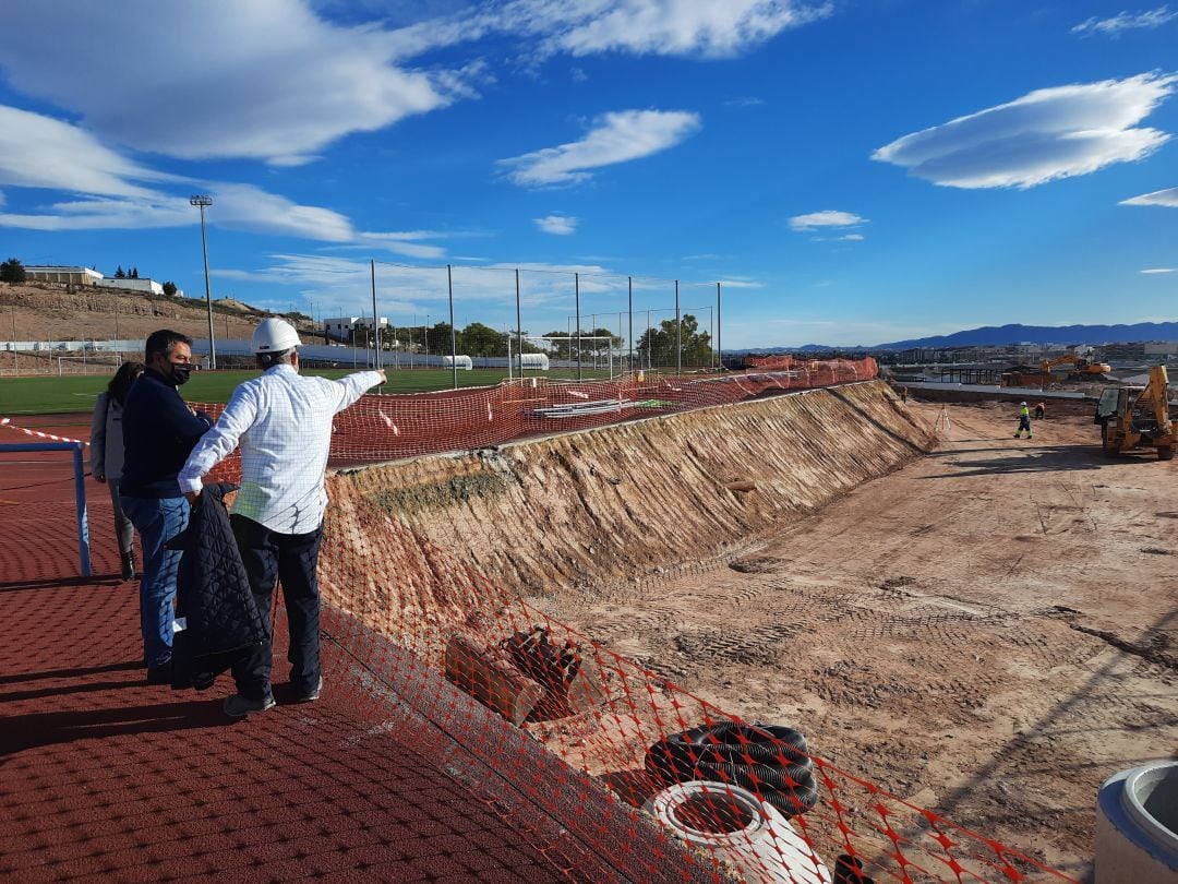 Obras en la pista de atletismo del polideportivo Manuel Ruiz Pérez