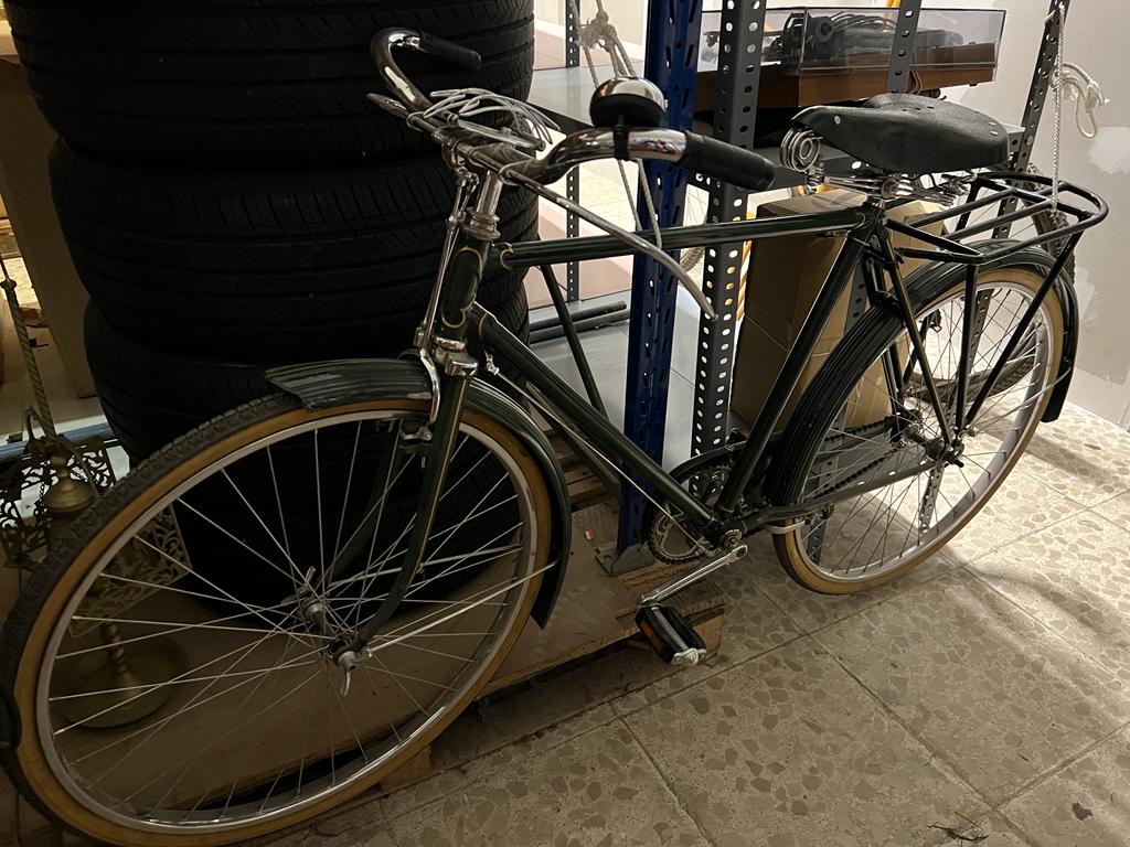 Vicente Rivas guarda la bicicleta que su padre usaba en los inicios del negocio para distribuir la mercancía