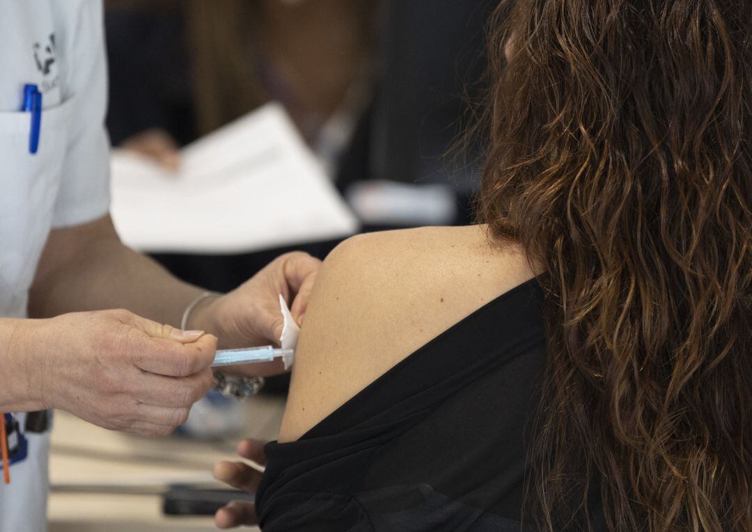 Una mujer recibe la tercera dosis de la vacuna contra el Covid-19