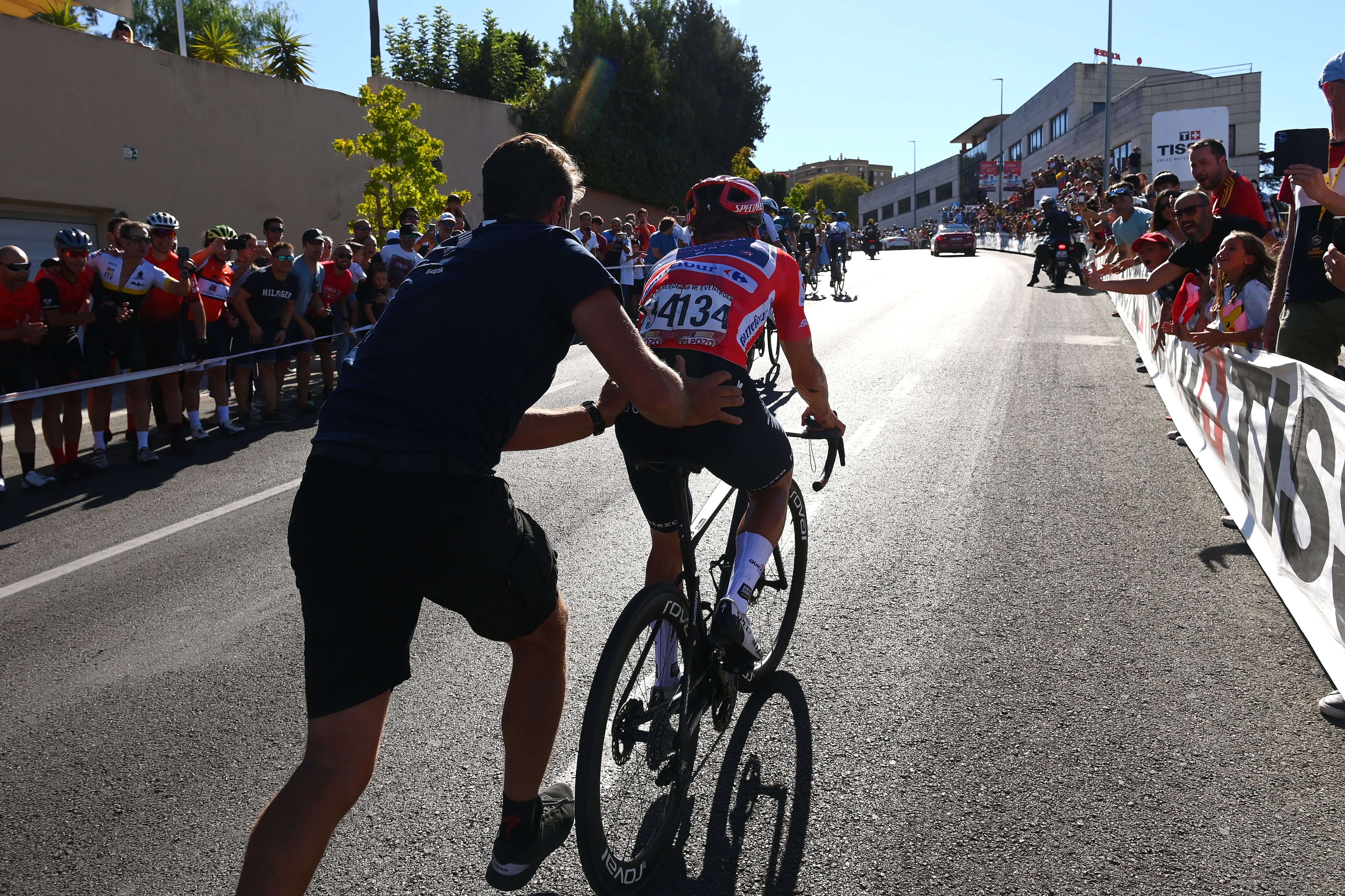 Remco Evenepoel pincha a menos de tres kilómetros de la línea de meta. (Photo by Tim de Waele/Getty Images)