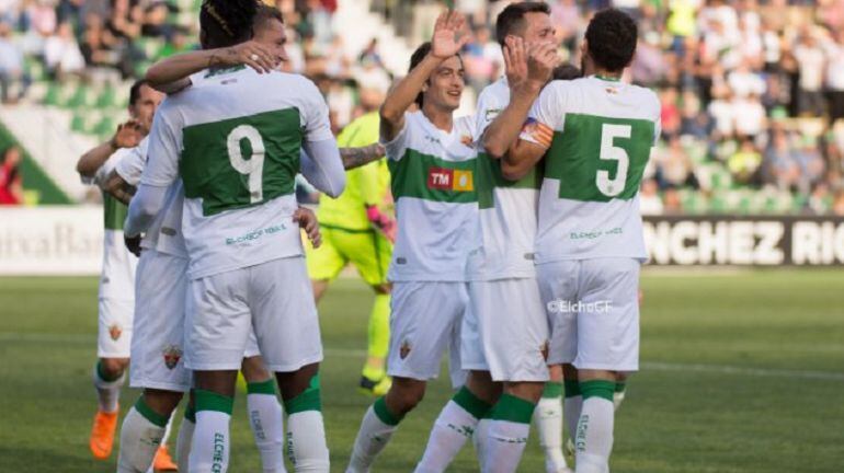 Los jugadores del Elche celebran el segundo gol anotado por Gonzalo Verdú