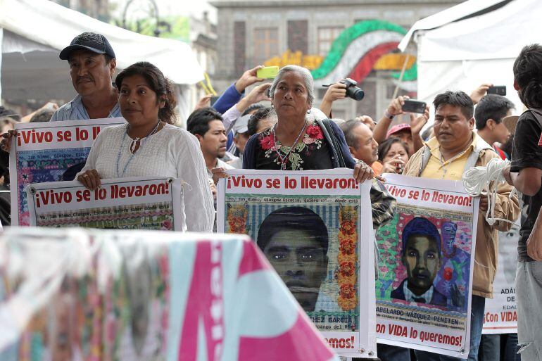 Familiares de los estudiantes mexicanos desaparecidos hace un año participaron en un acto de protesta este viernes en Ciudad de México