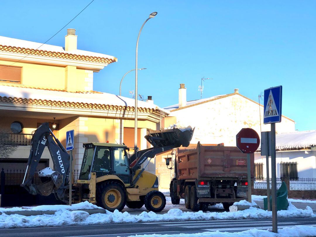 Trabajos de limpieza de nieve en las calles de Motilla del Palancar