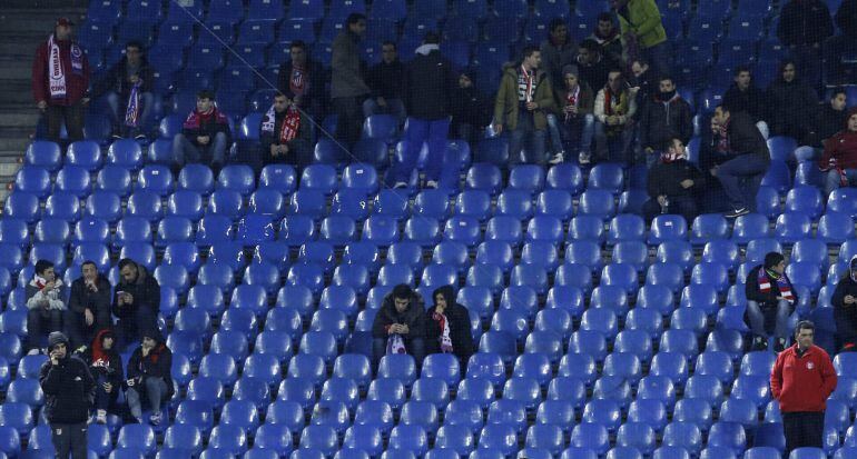 Grada del fondo sur del estadio Vicente Calderón, donde suele situarse el Frente Atlético, antes del inicio partido de la decimoquinta jornada de Liga de Primera División entre el Atlético de Madrid y el Villarreal, con medidas de seguridad para controlar