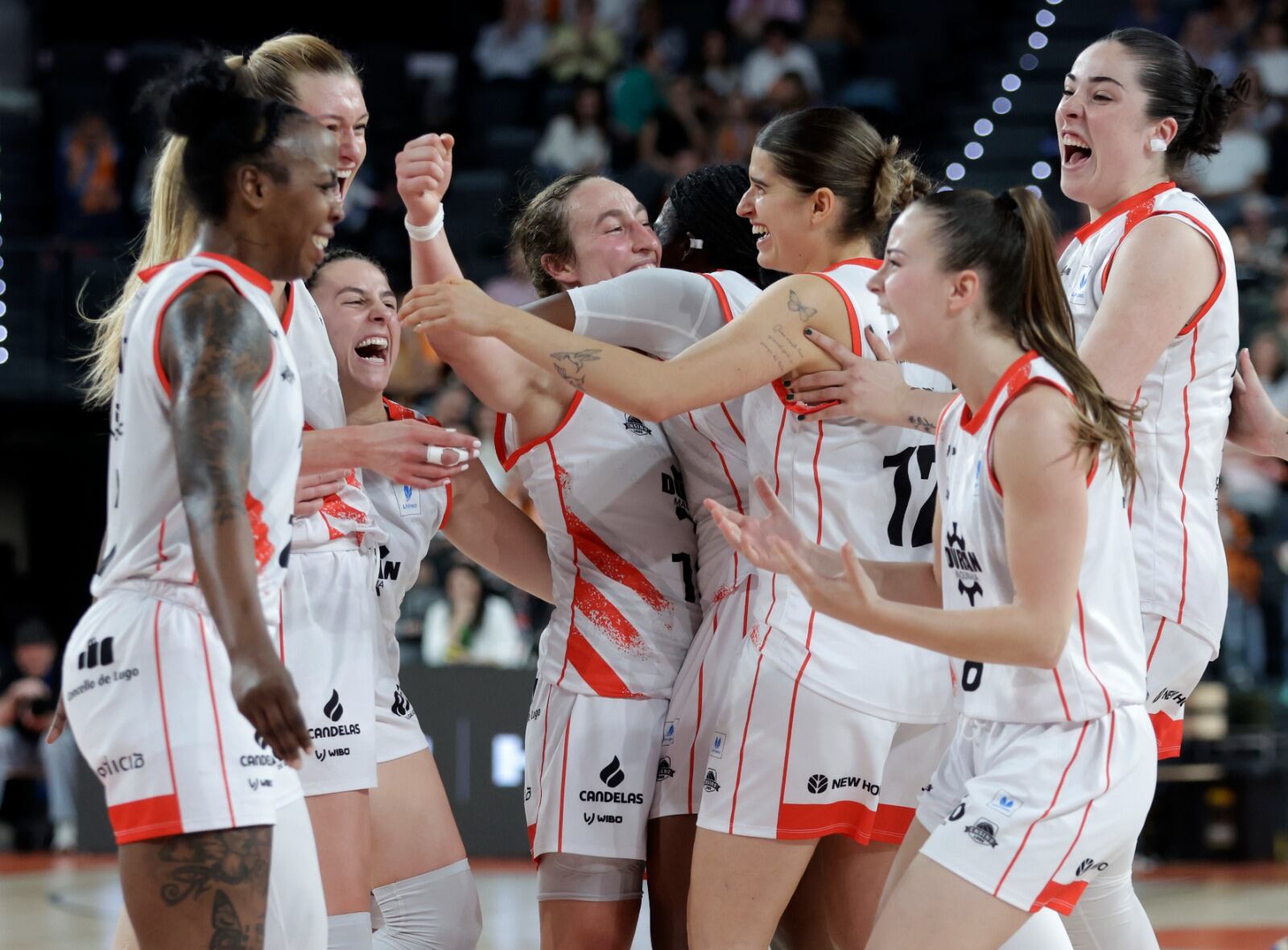 Las jugadoras del Durán Maquinaria Ensino celebran una victoria ante Valencia Basket