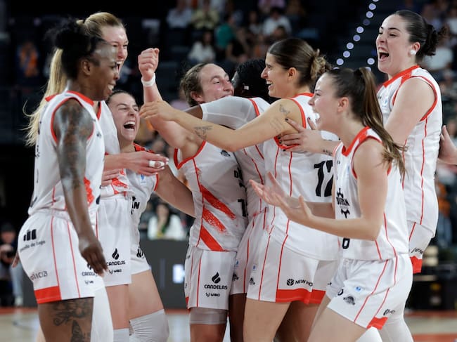 Las jugadoras del Durán Maquinaria Ensino celebran una victoria ante Valencia Basket