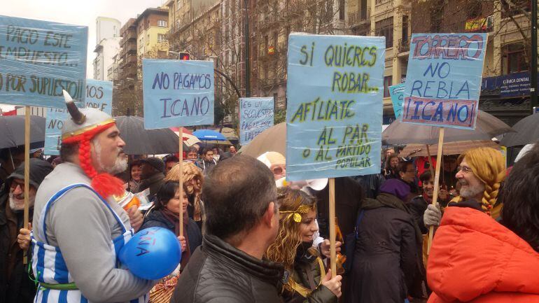 Un grupo de manifestantes, entre ellos el diputado Pedro Arrojo, han acudido disfrazados de &quot;aldea gala&quot;