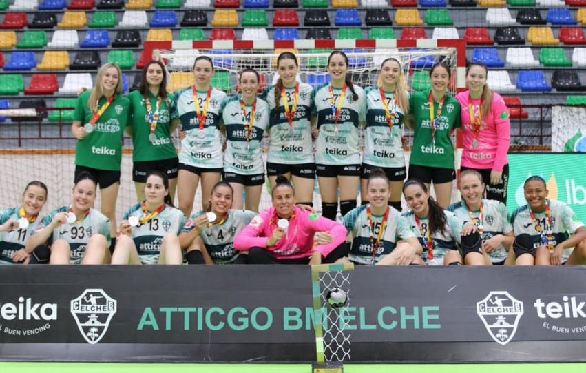 Las jugadoras del Elche posan con las medallas y el trofeo de subcampeonas de Liga