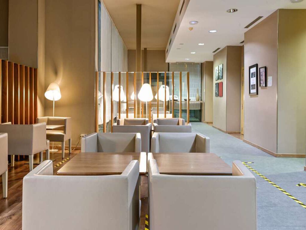 El hotel de Málaga (ubicado en la avenida de Velázquez, 294)  tiene categoría de tres tres estrellas y oferta un centenar de habitaciones