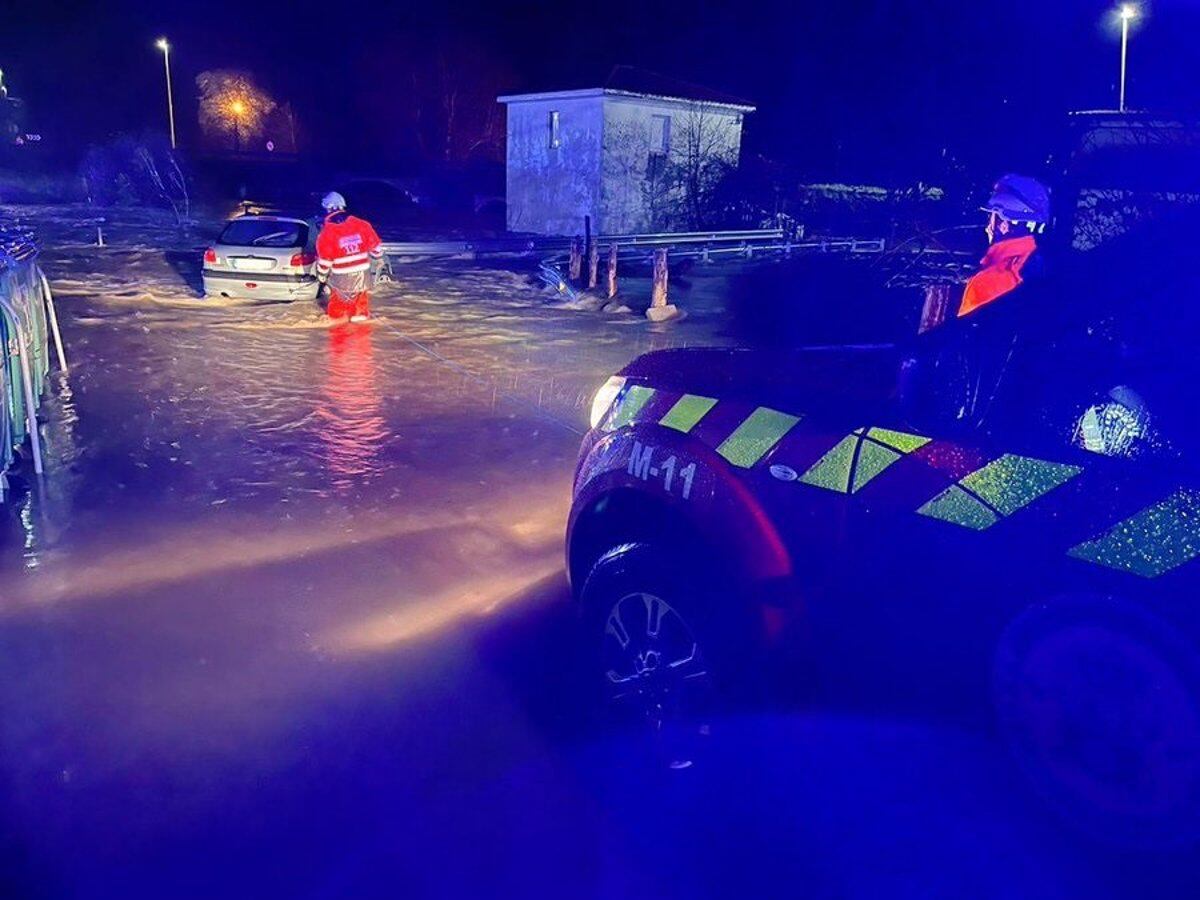 Un conductor queda atrapado en su coche por las inundaciones en Hazas de Cesto.