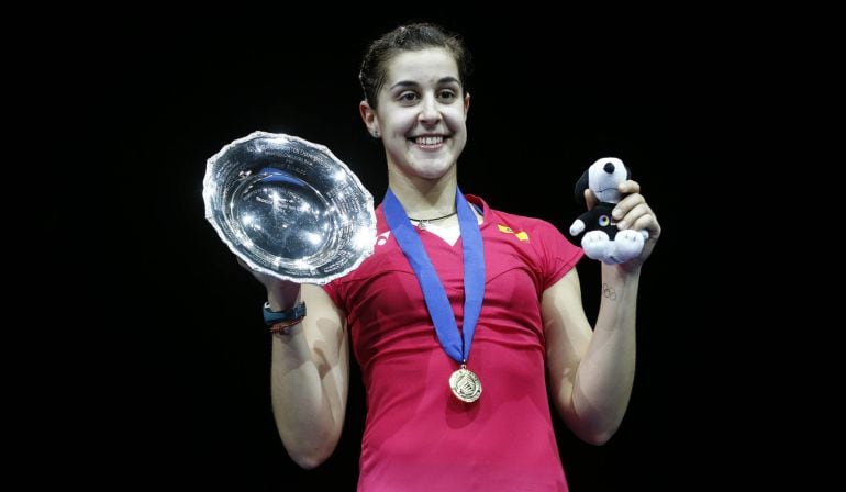 Badminton - Yonex All England Open Badminton Championships 2015 - The National Indoor Arena, Birmingham - 8/3/15 Spain&#039;s Carolina Marin poses for photographers on the podium after victory in the women&#039;s singles final
 Action Images via Reuters / Peter Cz