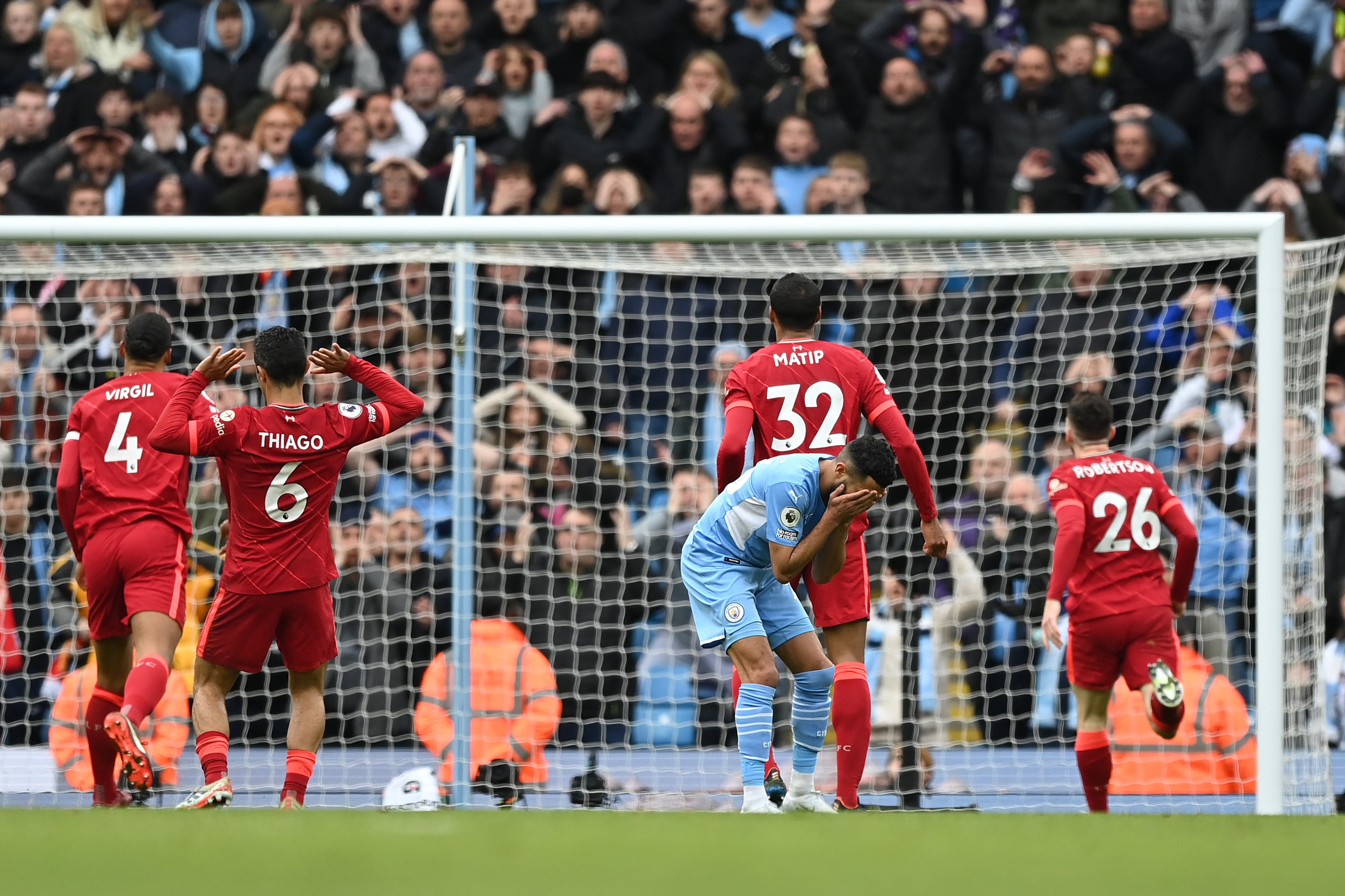 Riyad Mahrez, del Manchester City, lamentándose por la última acción del partido contra el Liverpool