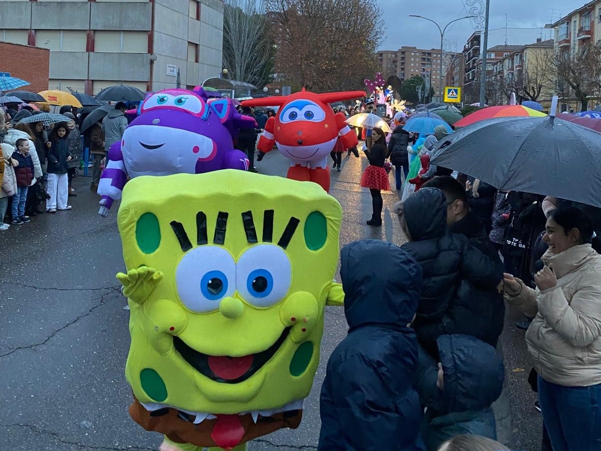 Así ha sido la cabalgata de Reyes 2025 en Talavera, que ha quedado deslucida por la lluvia