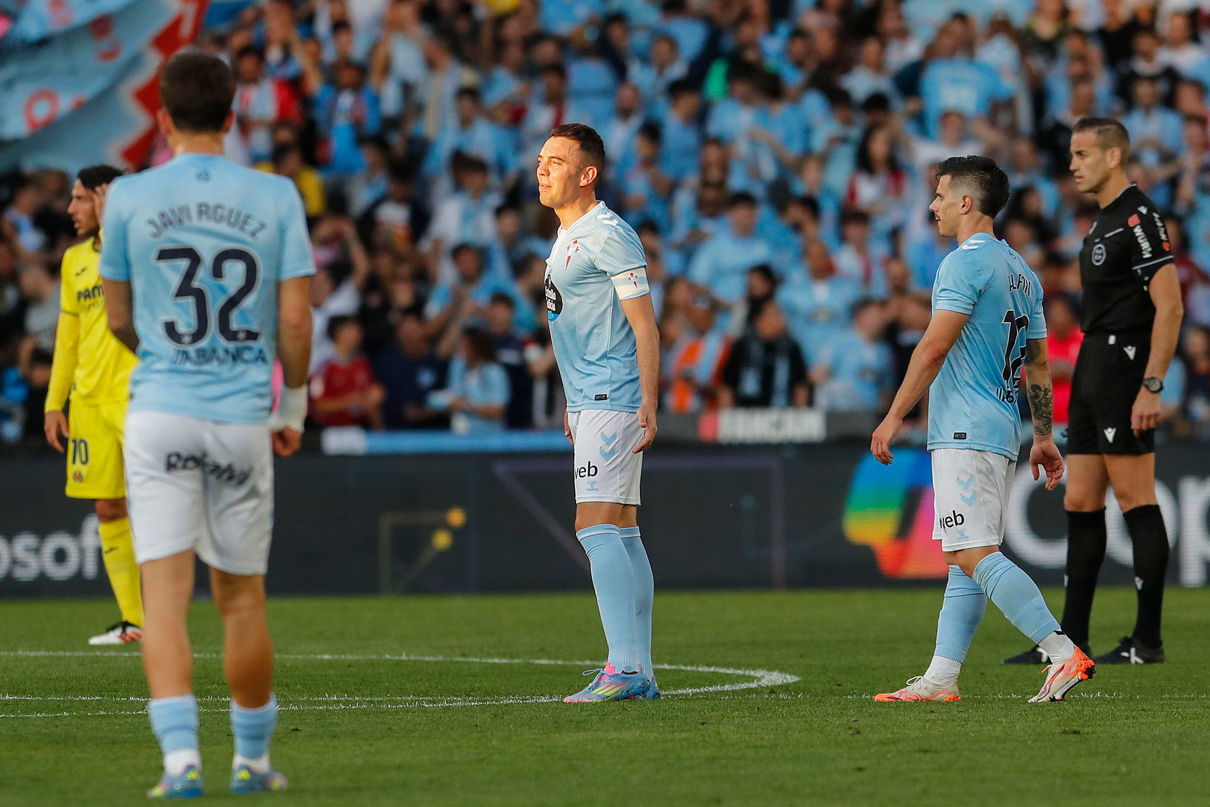 VIGO (PONTEVEDRA), 23/04/2025.- El delantero del Celta de Vigo Iago Aspas (c) en el partido de la jornada 33 de LaLiga entre el Celta de Vigo y el Villarreal CF, este miércoles en el estadio de Balaídos, en Vigo. EFE / Salvador Sas
