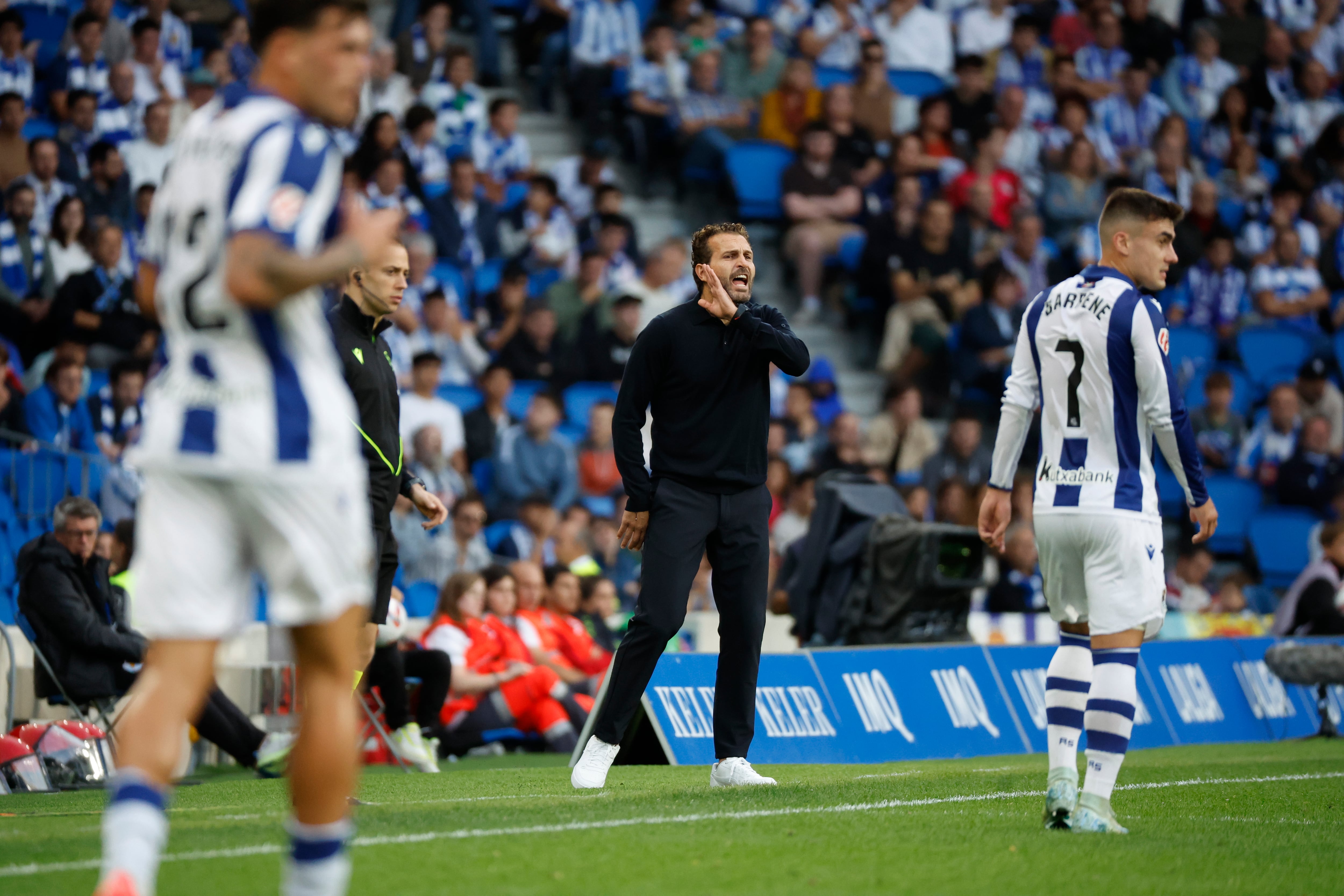 El entrenador del Valencia, Rubén Baraja (c), durante el partido de LaLiga en Primera División que Real Sociedad y Valencia CF disputan este sábado en el Reale Arena, en San Sebastián. EFE/Javier Etxezarreta