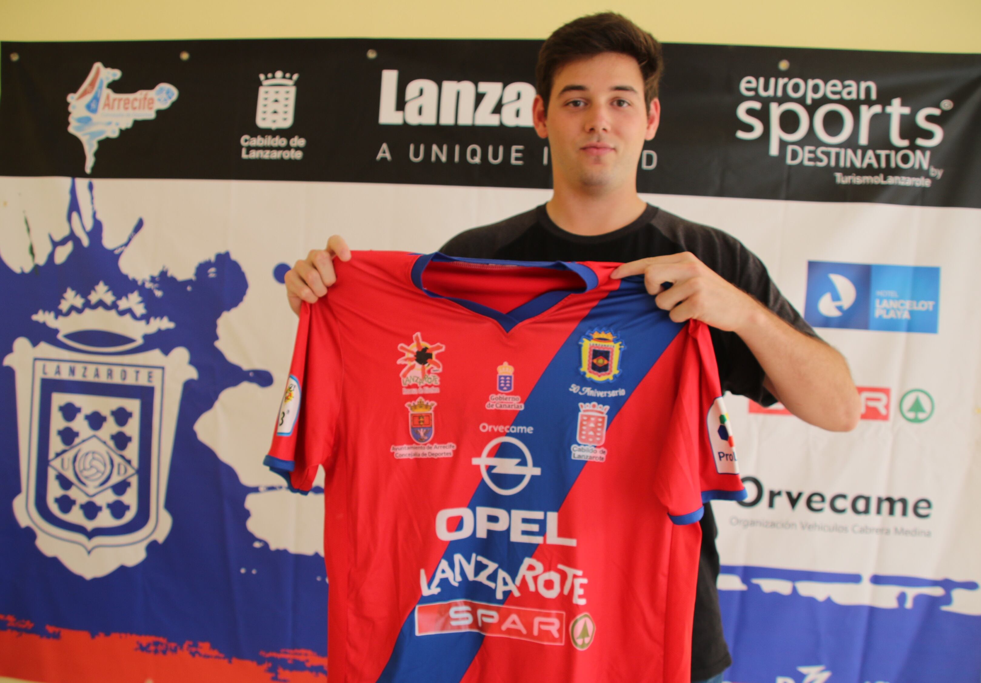 El nuevo jugador rojillo con la camiseta de la UD Lanzarote.